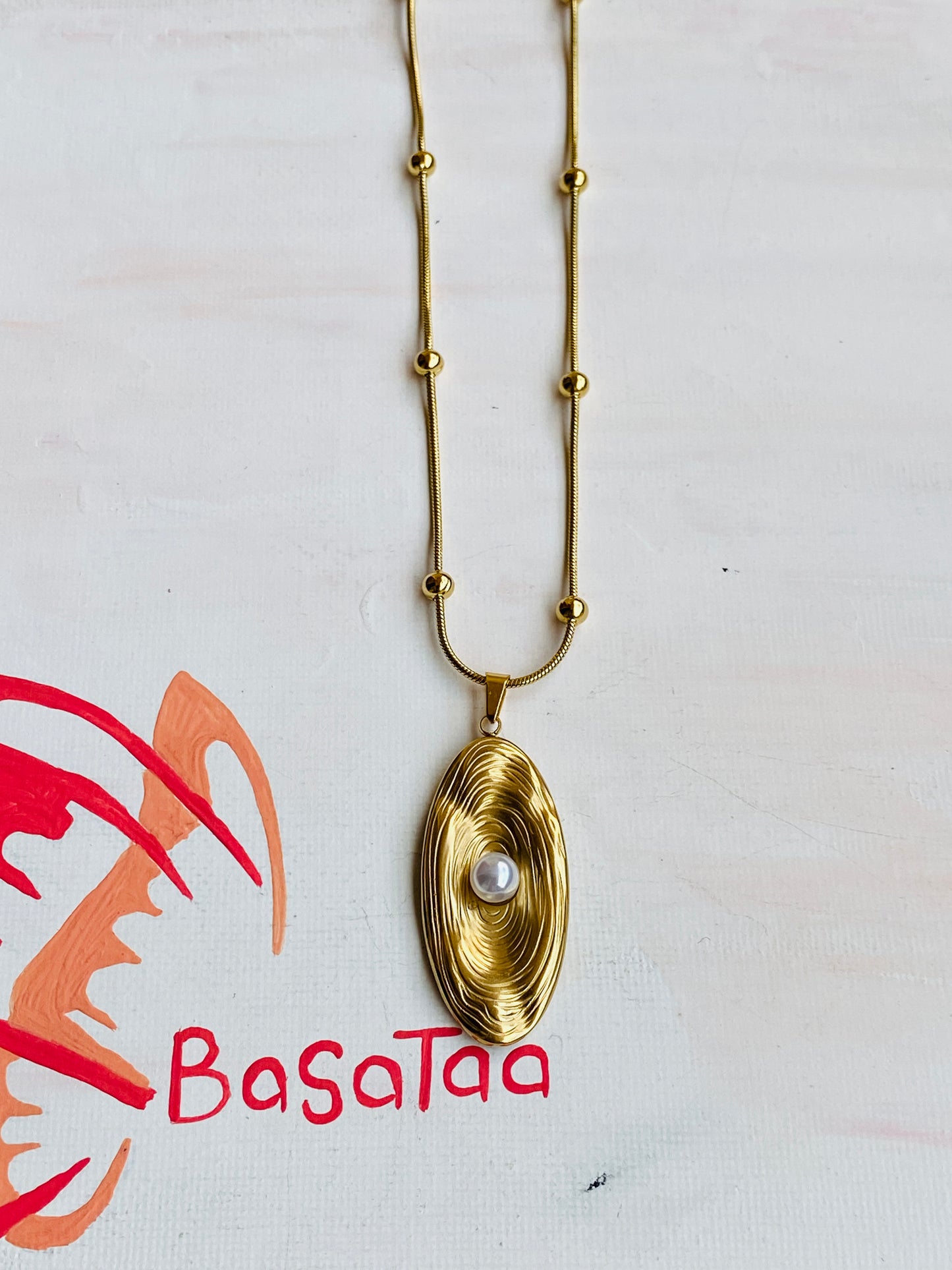 Central Pearly Necklace