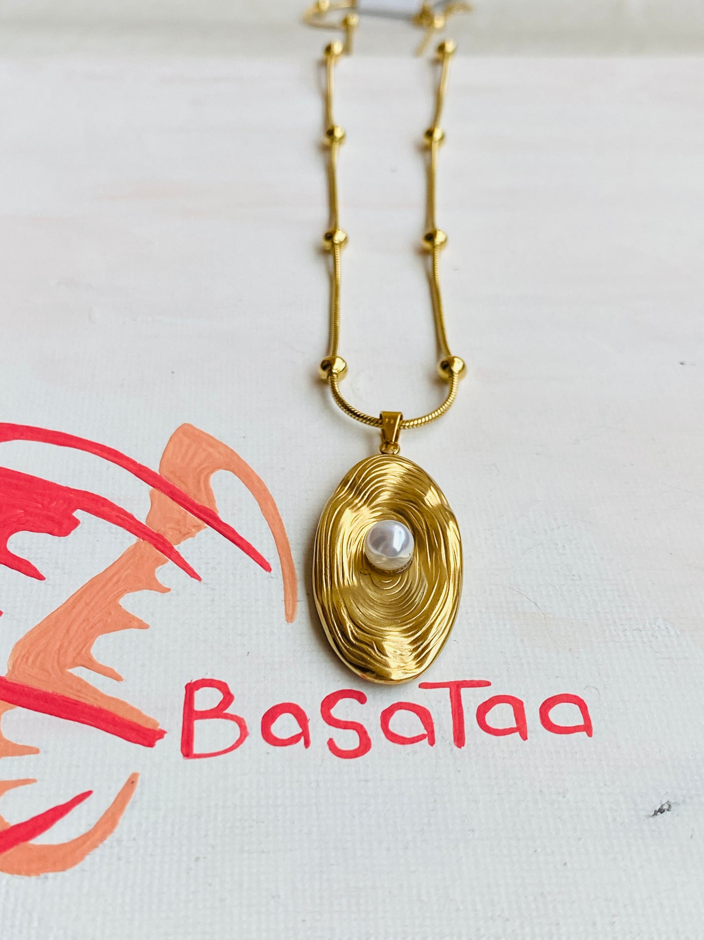 Central Pearly Necklace